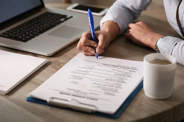 Comprendre les contrats et obligations avec la société de portage salarial en suisse